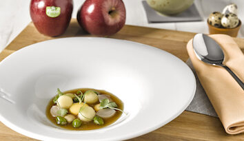 Guiso de manzana y frutos secos con consomé de caza Guiso de manzana y frutos secos con consomé de caza