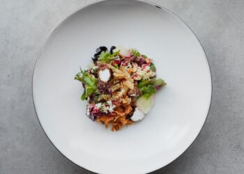 ENSALADA DE BROTES TIERNOS, QUESO DE CABRA Y MANZANAS Por Norbert Niederkofler para Marlene®