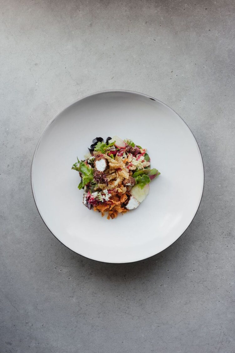 ENSALADA DE BROTES TIERNOS, QUESO DE CABRA Y MANZANAS Por Norbert Niederkofler para Marlene®