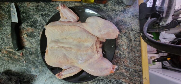 Cómo deshuesar un pollo de la forma más sencilla