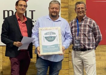 Jose Cuñat premiado en la gala de premios a la gastronomía de Comer en Valencia