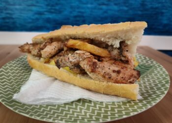 Bocadillo de pechuga macerada con patatas fritas