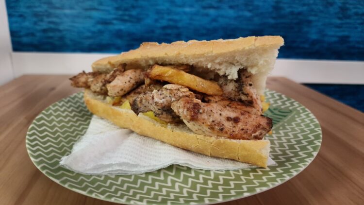 Bocadillo de pechuga macerada con patatas fritas