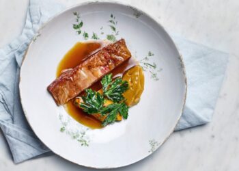 COSTILLAS DE CABRA A LA PARRILA CON REDUCCIÓN DE NATA, ENEBRO Y ZANAHORIAS