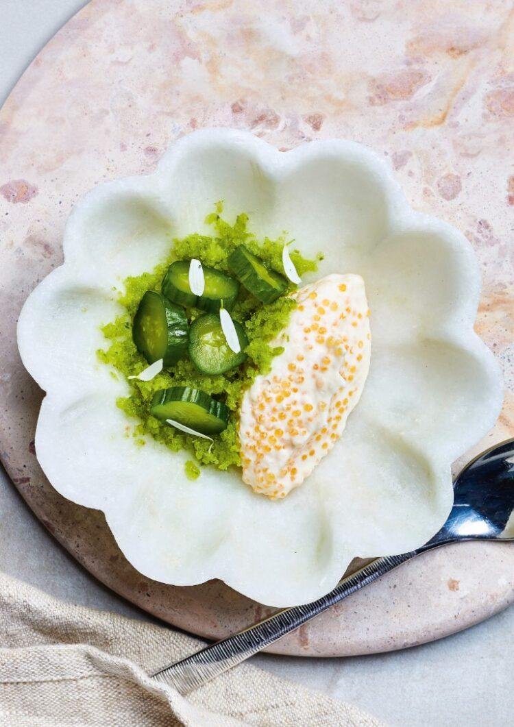 GRANIZADO DE GRANNY SMITH Y PEPINO CON CREMA DE NATA AGRIA Y HUEVAS DE PESCADO BLANCO