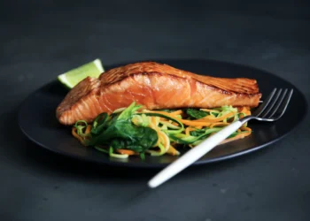 Salmón al horno con salsa de limón y eneldo